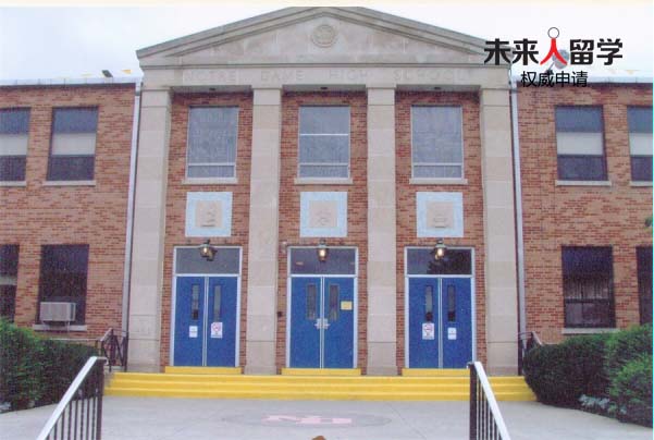 圣母高中成立于1956年，位于宾州Easton，是一所私立制天主教学校。该校成立于1956年，该校提供9年级至12年级的课程，是当地规模较大的一所中学。