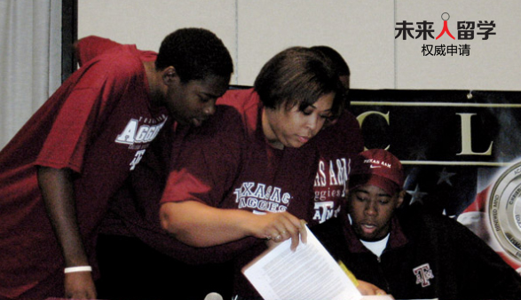 拉夫森德学院（Christian Life Center Academy）成立于1994年，位于得克萨斯州汉布尔。学校教师普遍拥有高学历与高教龄，每年约80%毕业生获得大学奖学金，学校篮球运动十分出色